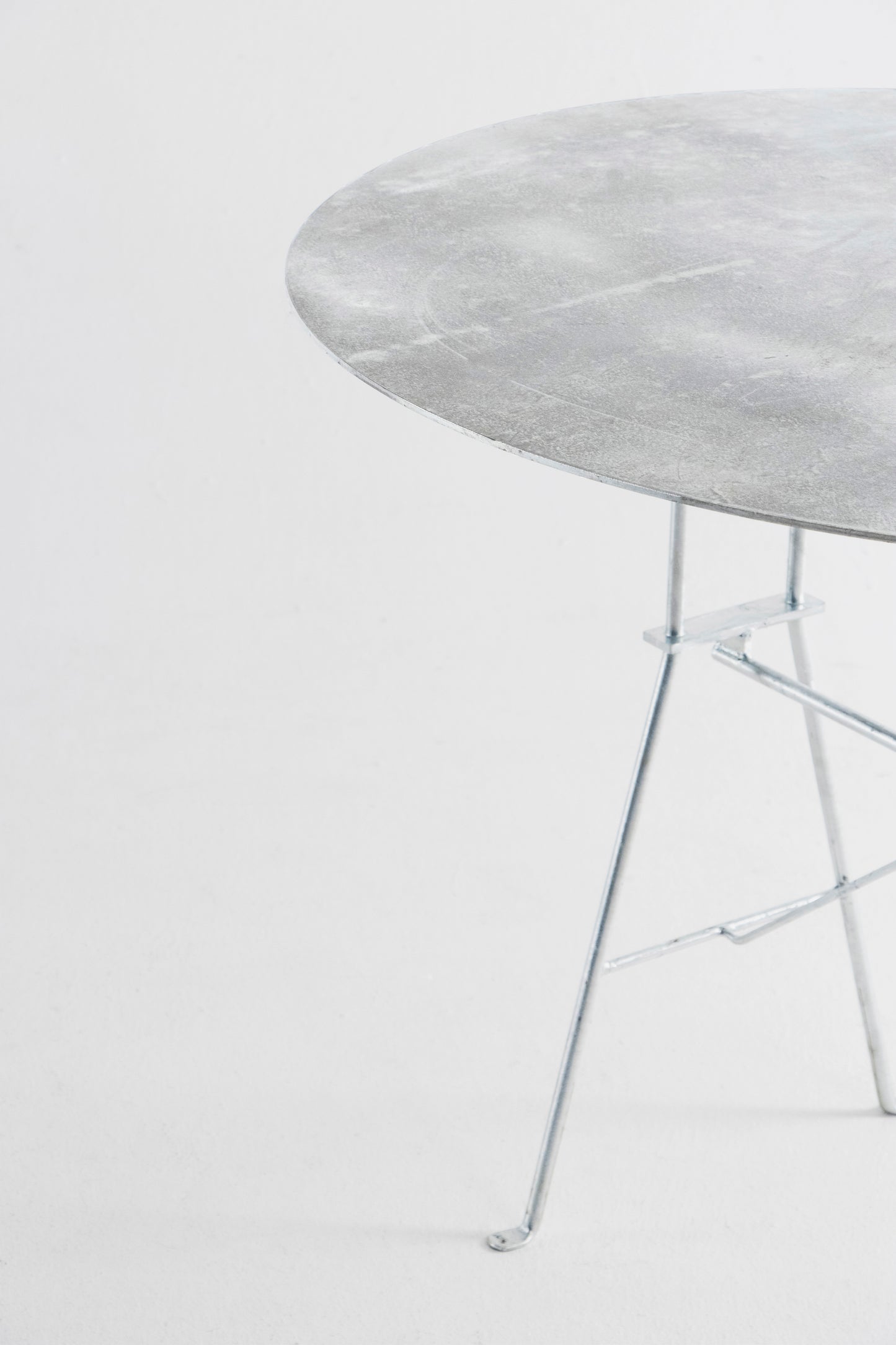 Bricolo Circular Table - Atelier Jones Design 