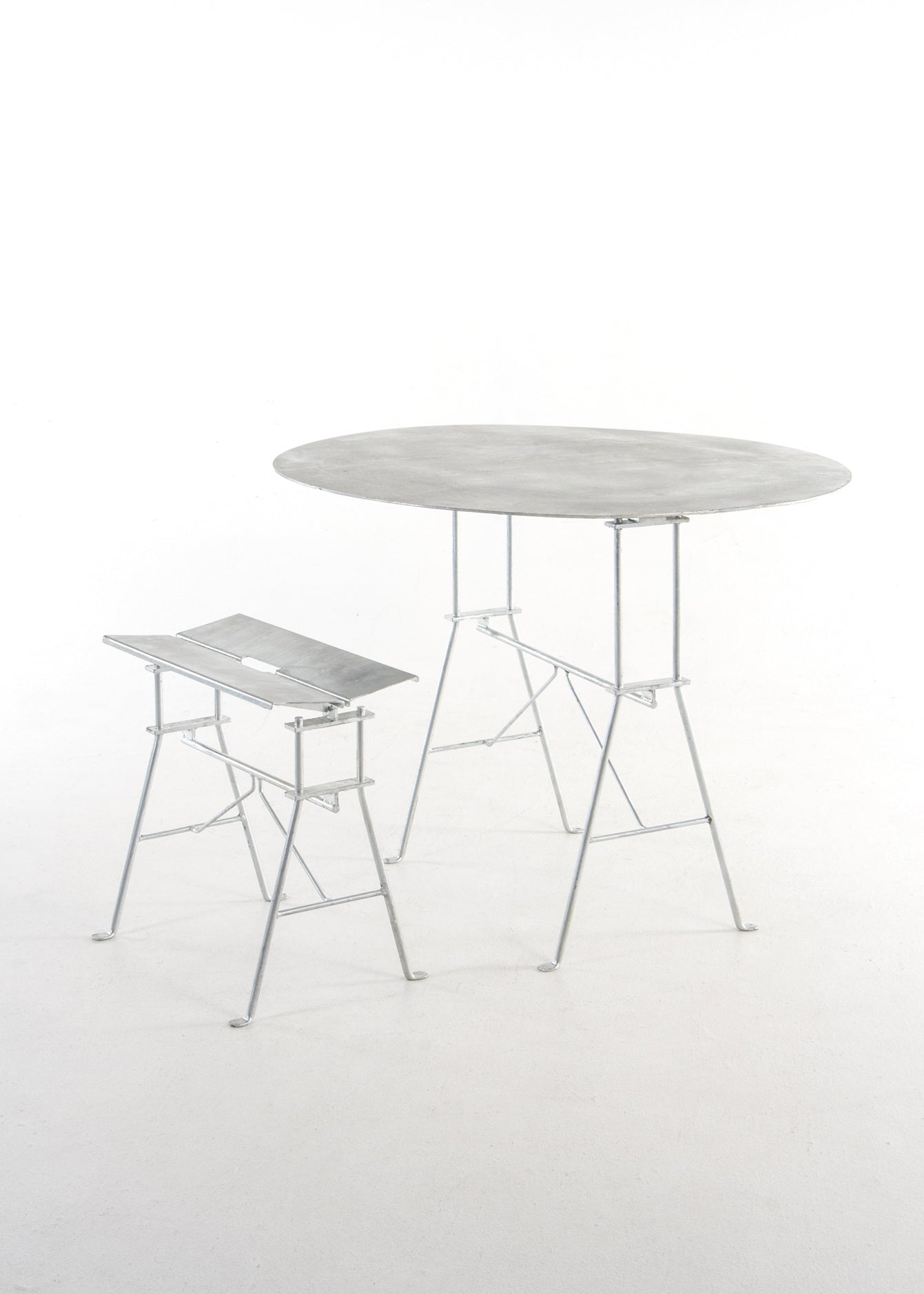 Bricolo Circular Table - Atelier Jones Design 